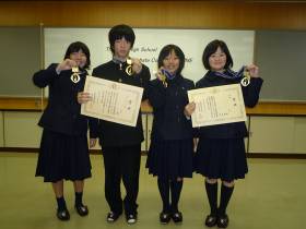 優勝した松山東高校チーム