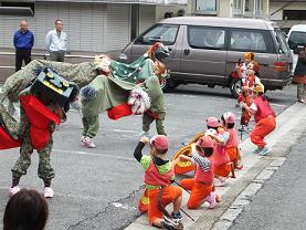 地域の秋祭りで獅子舞を演舞（小田高校）