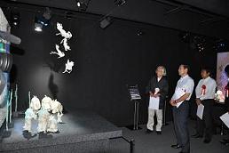 開展式後の展示観覧の様子