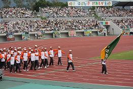 開会式での愛媛県選手団の行進の様子