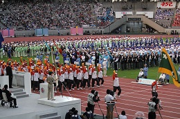 開会式での愛媛県選手団の行進の様子